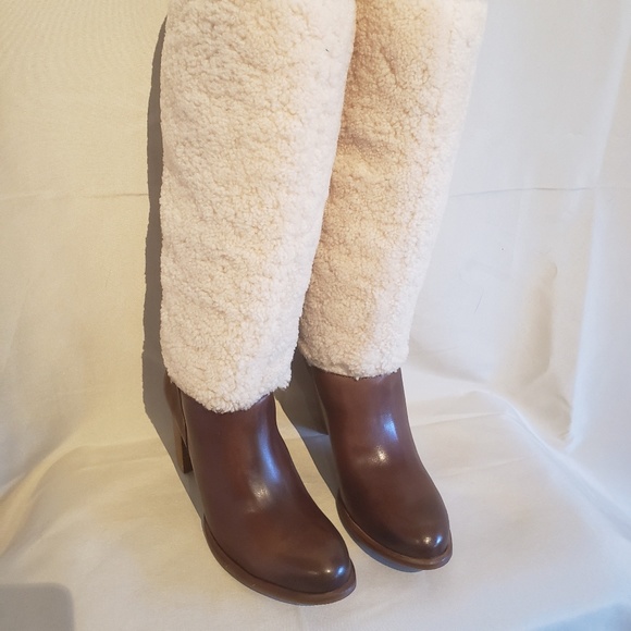 🎁🆕️UGG Australia Ava Boots & FREE Gift🎁 - Picture 3 of 7